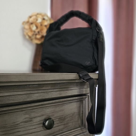 Lululemon crossbody - Picture 7 of 15